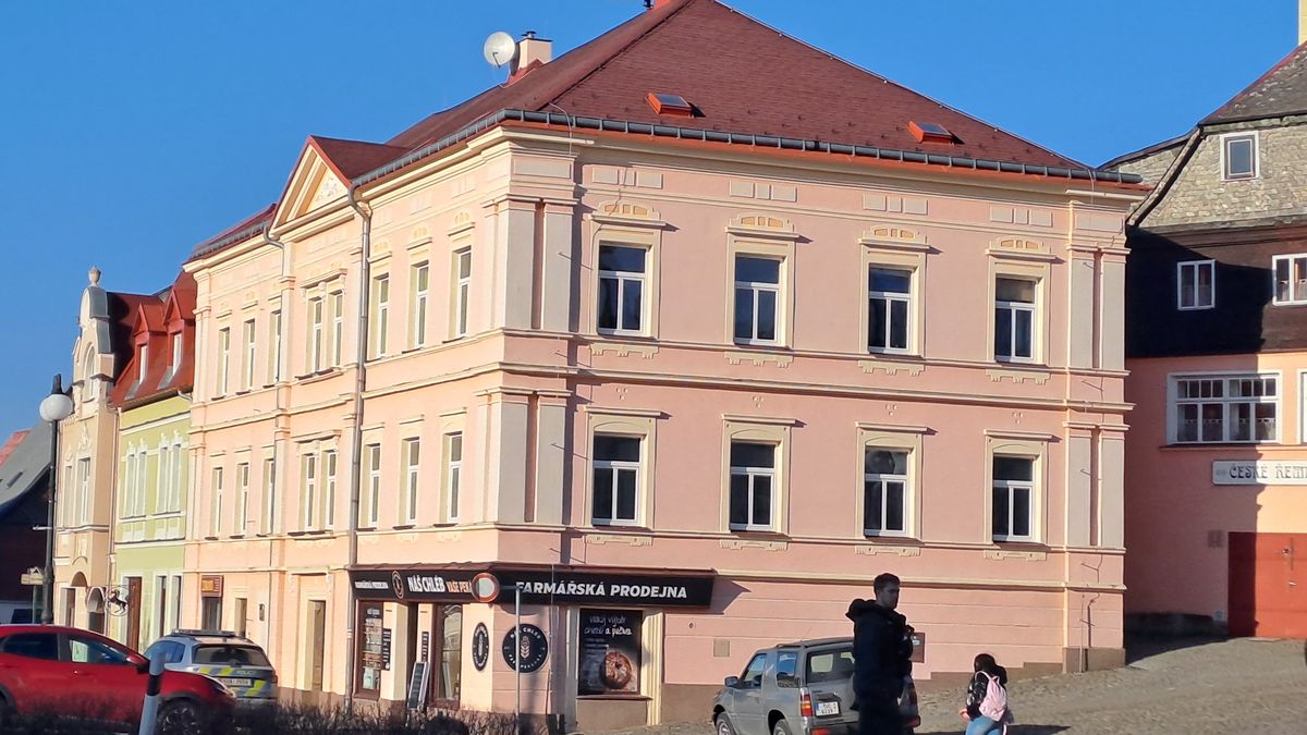 Policie v bytě střelce z Chřibské našla další zbraně a střelivo