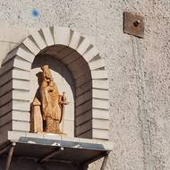 Soška světice byla umístěna do malé kapličky na portálu tunelu.