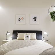 Stěny ložnice zdobí tisky od Banksyho.