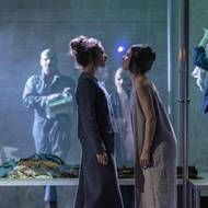 Marie Anna Myšičková a Ivana Uhlířová v inscenaci Nana a Zabiják v Divadle ABC