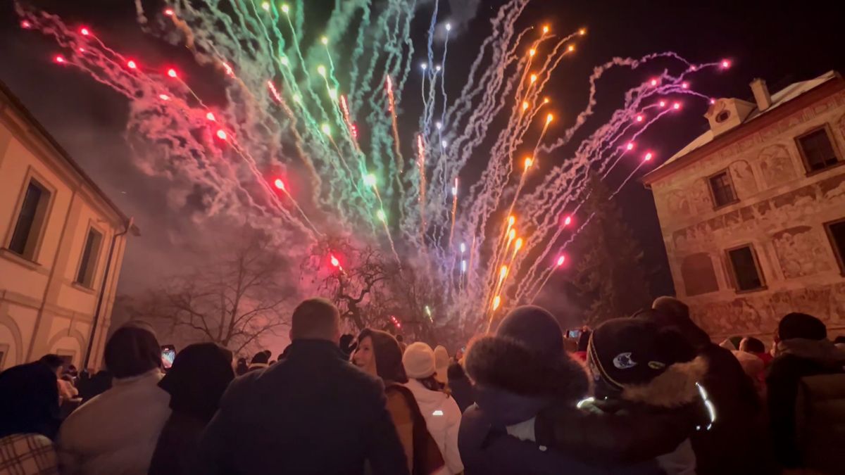 „Žádné včely tu nejsou.“ V Benátkách nad Jizerou navzdory zákazu odpálili ohňostroj