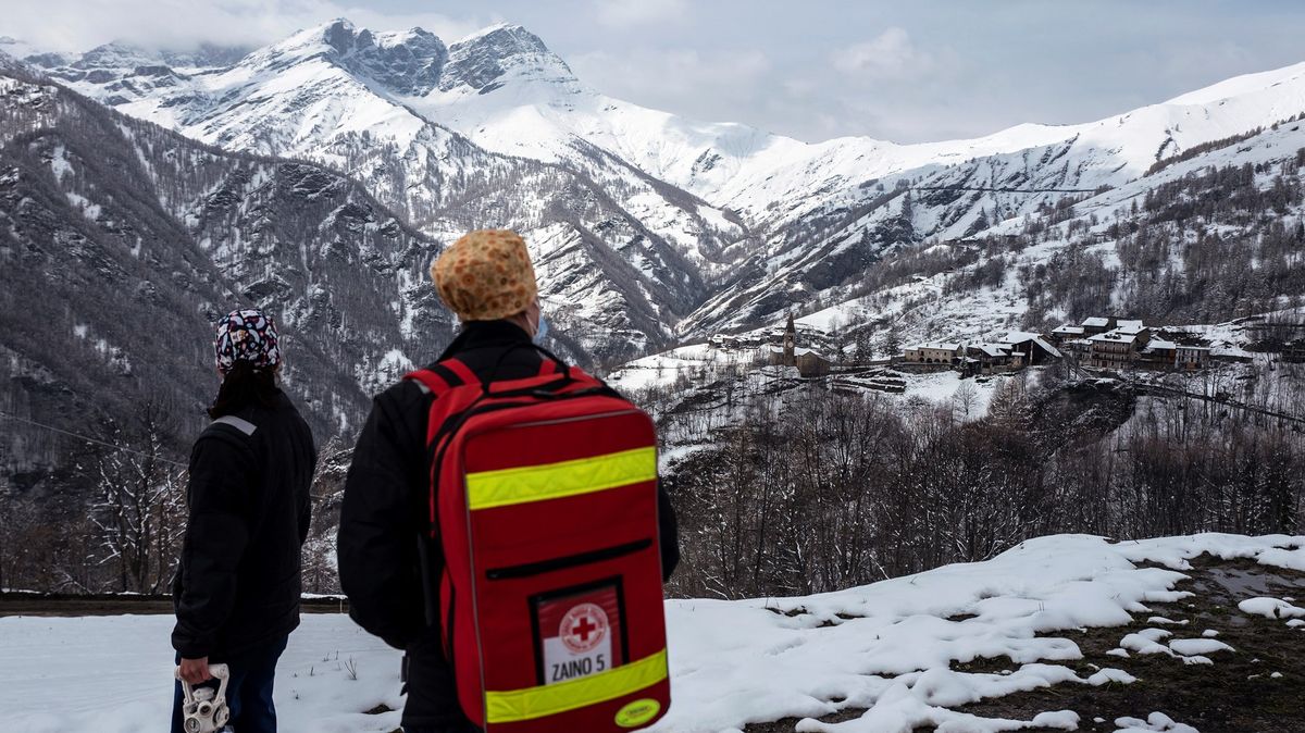 Série lavin v italských Alpách. Dva mrtví