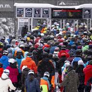 I přes výrazné sněžení zatím nejsou v provozu všechny vleky a lanovky. U těch, co jedou, se tvoří dlouhé řady.