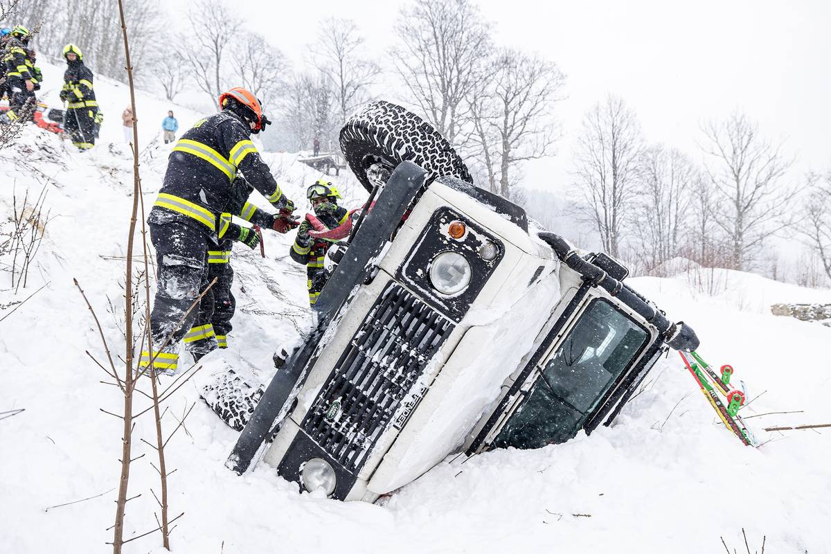 Hasiči řešili problémy řidiče s vozem na boku.