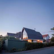 Stavba působí i z ulice velmi vkusně.