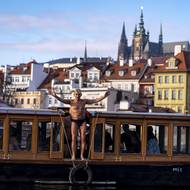 Do vody skočili přímo před pátým pilířem. Tedy v místě, kde byl do Vltavy svržen sv. Jan Nepomucký. 