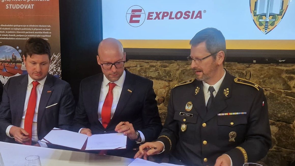 Konflikt na Ukrajině sblížil Univerzitu obrany s výrobcem výbušnin