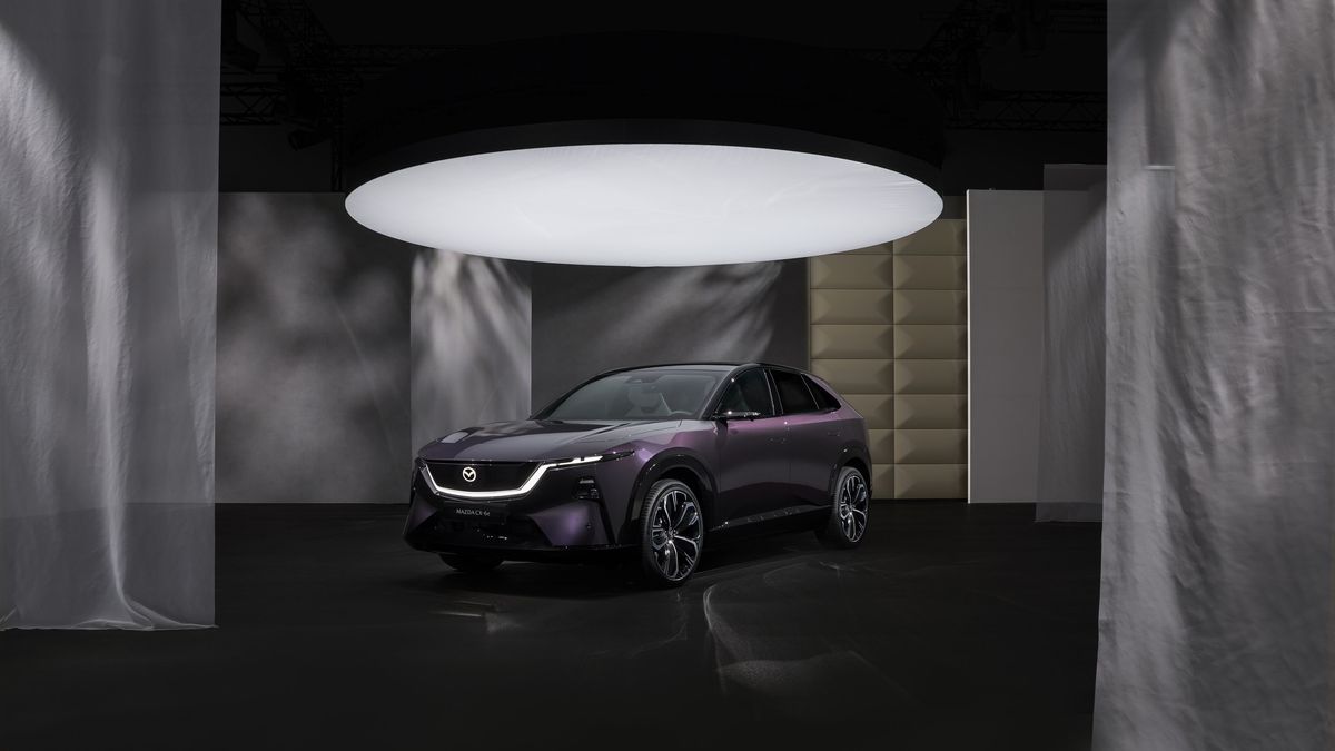 Mazda představila elektrické SUV CX-6e s obřím displejem v kabině