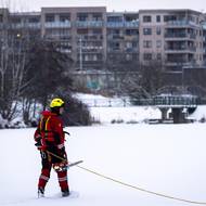 I na silném ledu se hasiči jistí a mají speciální kombinézy.