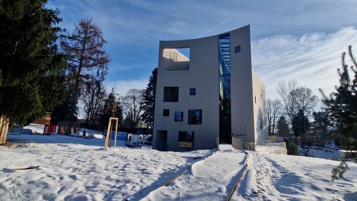 V Turnově dokončují moderní knihovnu, má připomínat soutěsky a věže Českého ráje