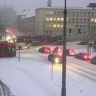 Sníh komplikje dopravu i v centru Českých Budějovic