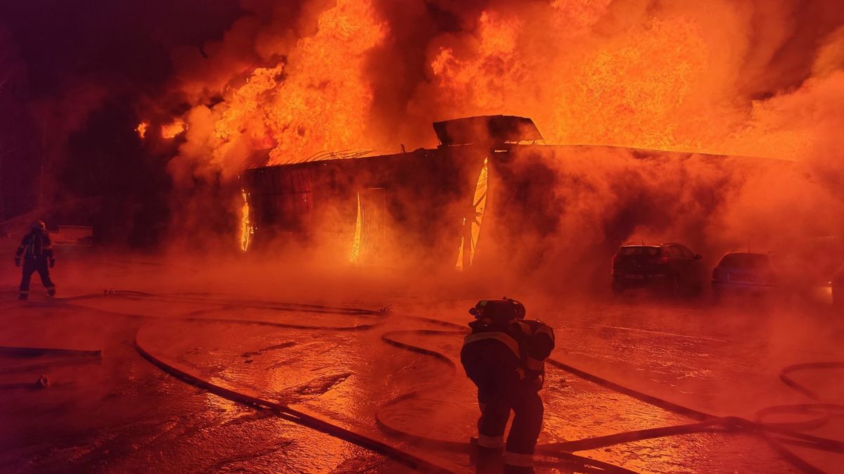 U Budějovic hoří skladová hala. Vzplála od auta, které u ní parkovalo