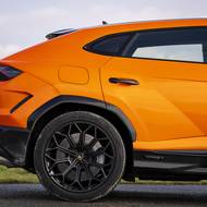 Urus je na pohled neskutečně ostře řezaný.