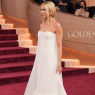 Brittany Snowová v minimalistických bílých šatech.