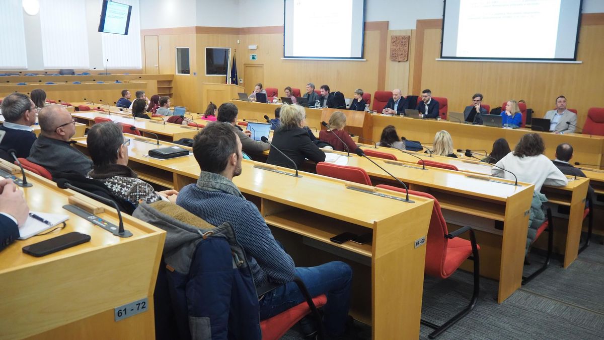 Jako v Kocourkově. Babiš gigafactory na Karvinsku nechce, ale stát obří továrnu dál chystá, zlobí se místní