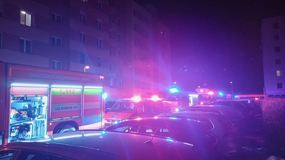Hasiči zasahují u požáru bytu v Českých Budějovicích. Hlášeni jsou zranění