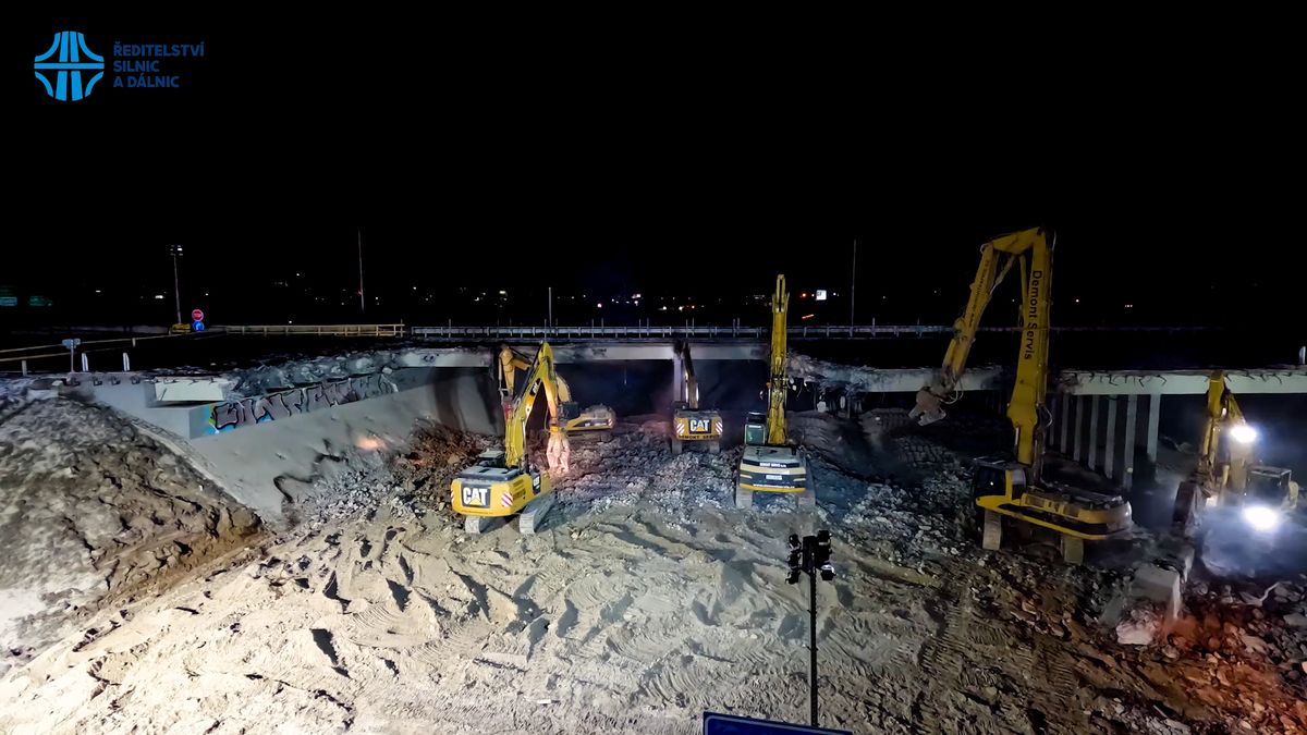 Silničáři strhli o víkendu most na D2. Demolici ukázali z dronu
