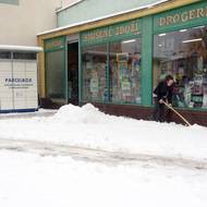 Lidé se snaží sníh odklízet, stále ale přibývá další.