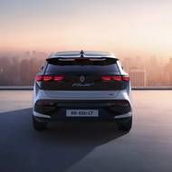 Záď zdobí kromě výrazných světel i nepřehlédnutelné označení modelu.