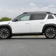 Vůz měří na délku 4134, oproti menšímu Renaultu 5 tak slibuje podstatně více místa v kabině i zavazadlovém prostoru.