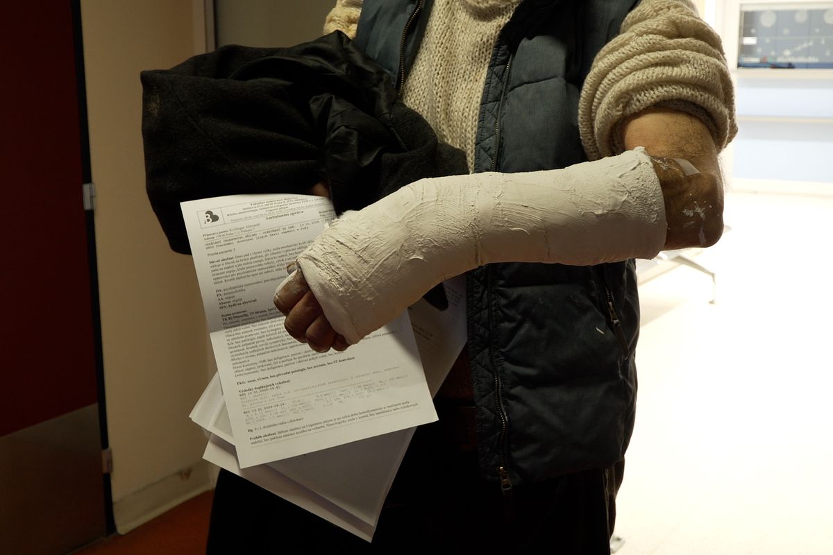 Vyšla jsem z domu a spadla, popsala zraněná žena. Nemocnice byly pod náporem padajících chodců