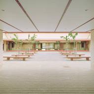 Architektům se povedlo vytvořit funkční přechody mezi interiérem a exteriérem.