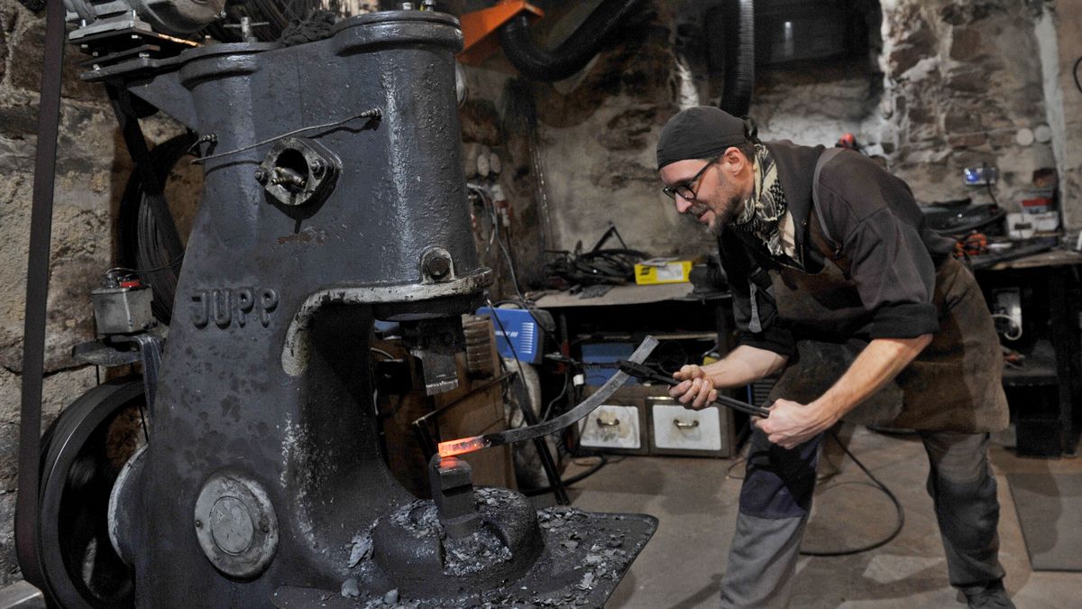 Umělecký kovář Ondřej Klír začínal od nuly, dnes posílá svá díla do celého světa
