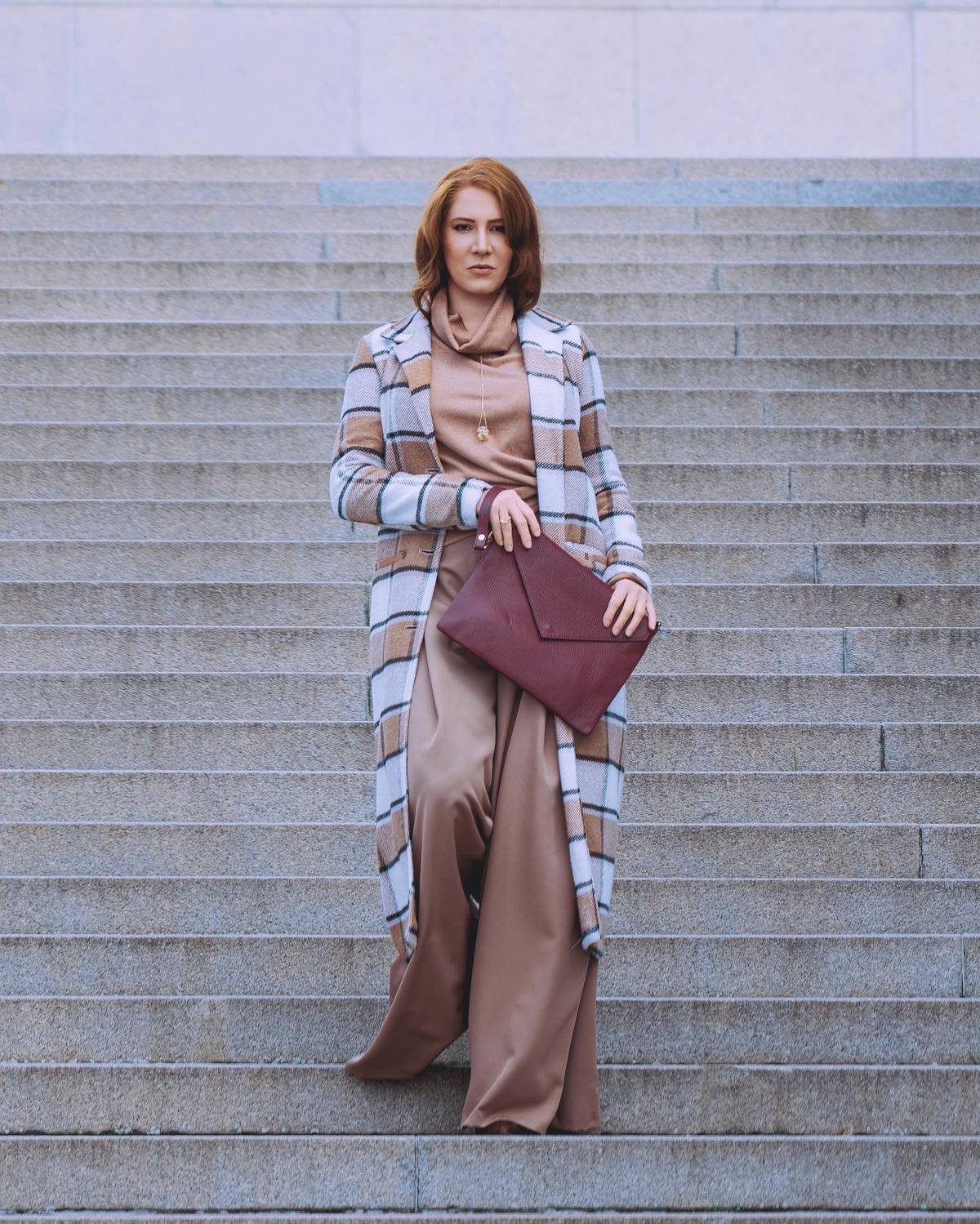 Nikol Kouklová v moderním kostkovaném kabátu při focení české módy