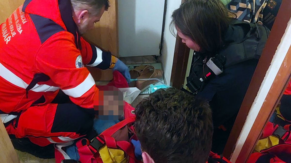 Soused zaslechl volání o pomoc, stařence ze Zlína zachránil život