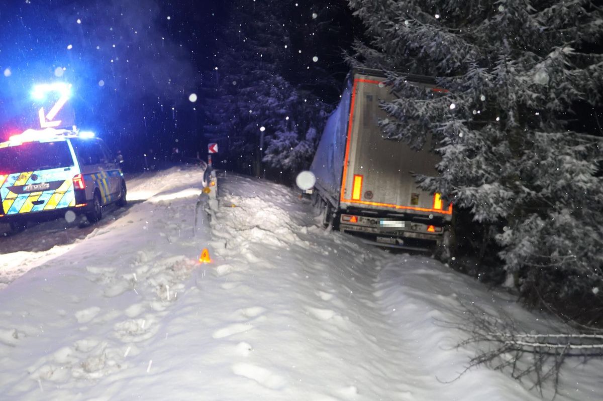 Policie hledá svědky nehody u Karlových Varů. Kamion skončil po vyhýbacím manévru mimo silnici