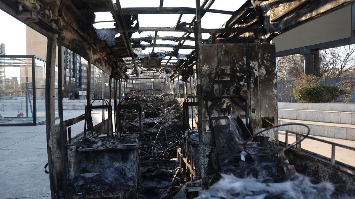 FOTO: Teherán po masových protestech. Z fotky vyhořelého autobusu, který vezl studenty, mrazí