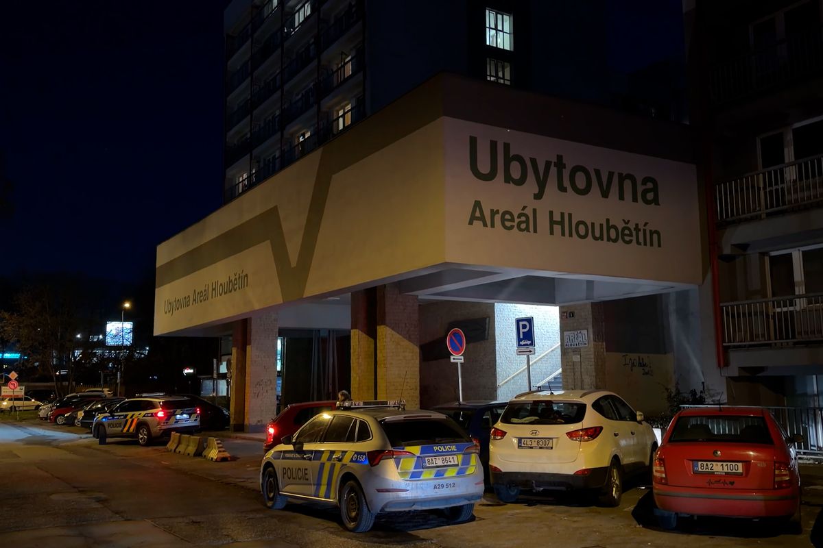 Policie v Praze prověřuje pobodání na ubytovně, zadrželi ženu