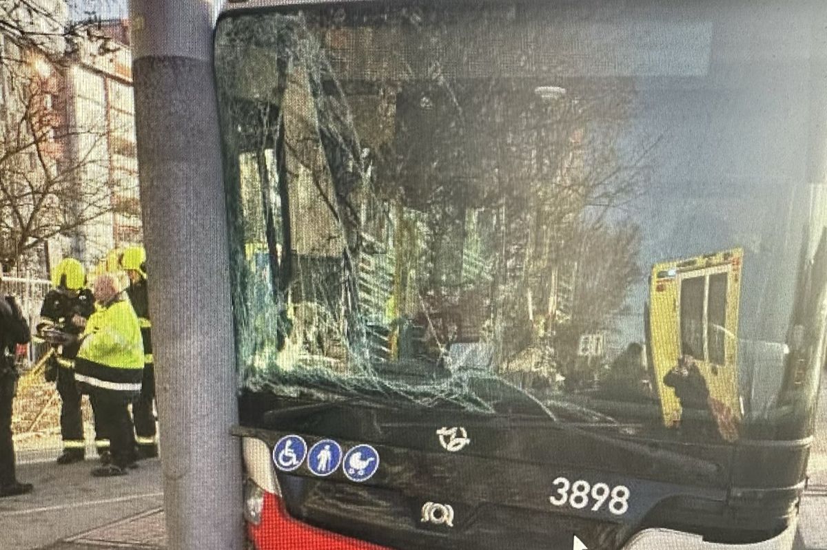 Řidič autobusu v Praze zkolaboval a narazil do sloupu