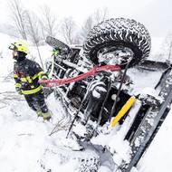 Nejprve museli převrácené auto stabilizovat.