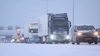 Přívaly sněhu a mráz komplikují dopravu v Evropě