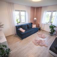 Pokoj pro hosty je v zadní části domu, což je praktické kvůli soukromí.