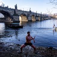 Teplota vzduchu byla pod nulou, i tak se našel čas na cvičení. 