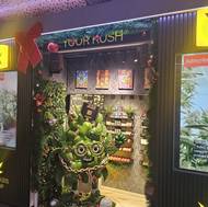 Specializovaný obchod s maskotem a vlastním Cannabis Menu v pasáži u Karlova mostu