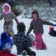 Radostné shledání spolužáků.