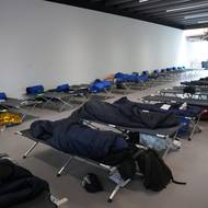 Ale sníh přináší mnohem víc problémů. Paříž připravuje stovky míst pro bezdomovce. 