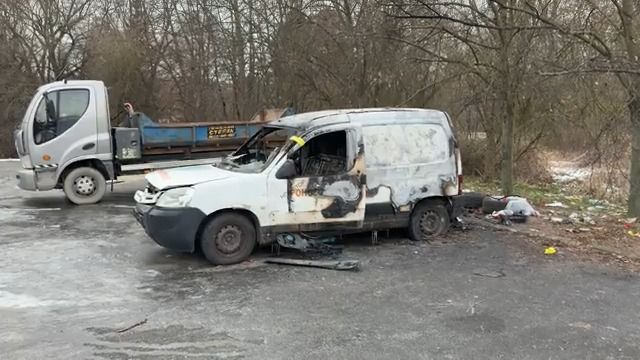 Ve vyhořelém autě v Praze našli mrtvého bezdomovce