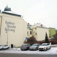 Na této straně Slezskoostravské radnice bude přístavba postavena.