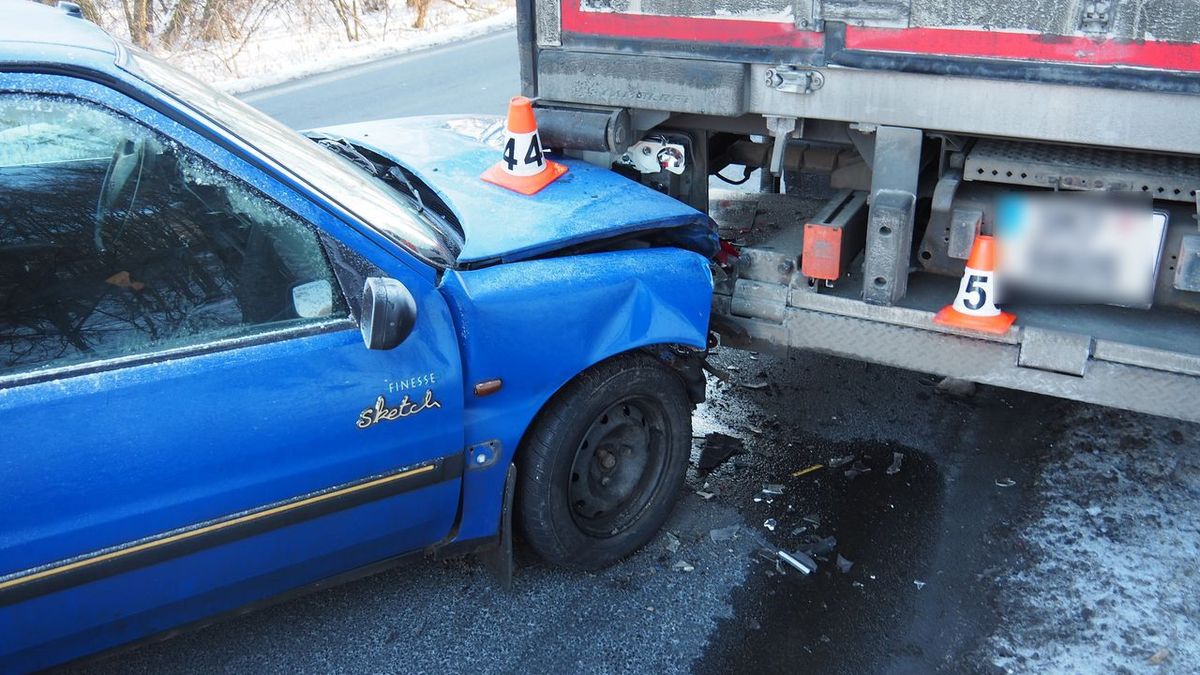 Mladá řidička na Šumpersku havarovala na namrzlé silnici. Narazila do nákladního auta