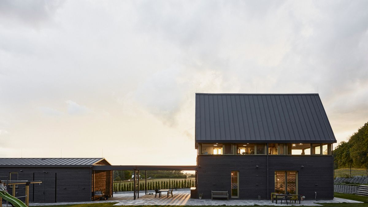 Moderní rodinný dům v Kolíně si za sebou vede stodolu jako na vodítku