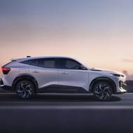 Z profilu zaujme dynamické tvarování, včetně bočního prosklení.