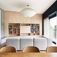 Vestavěný nábytek v kuchyni i v obývacím pokoje je sjednocený vzhledem.