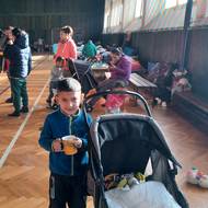 Pětapadesát lidí včetně 37 dětí je od pátku provizorně v tělocvičně v obci Skalsko.