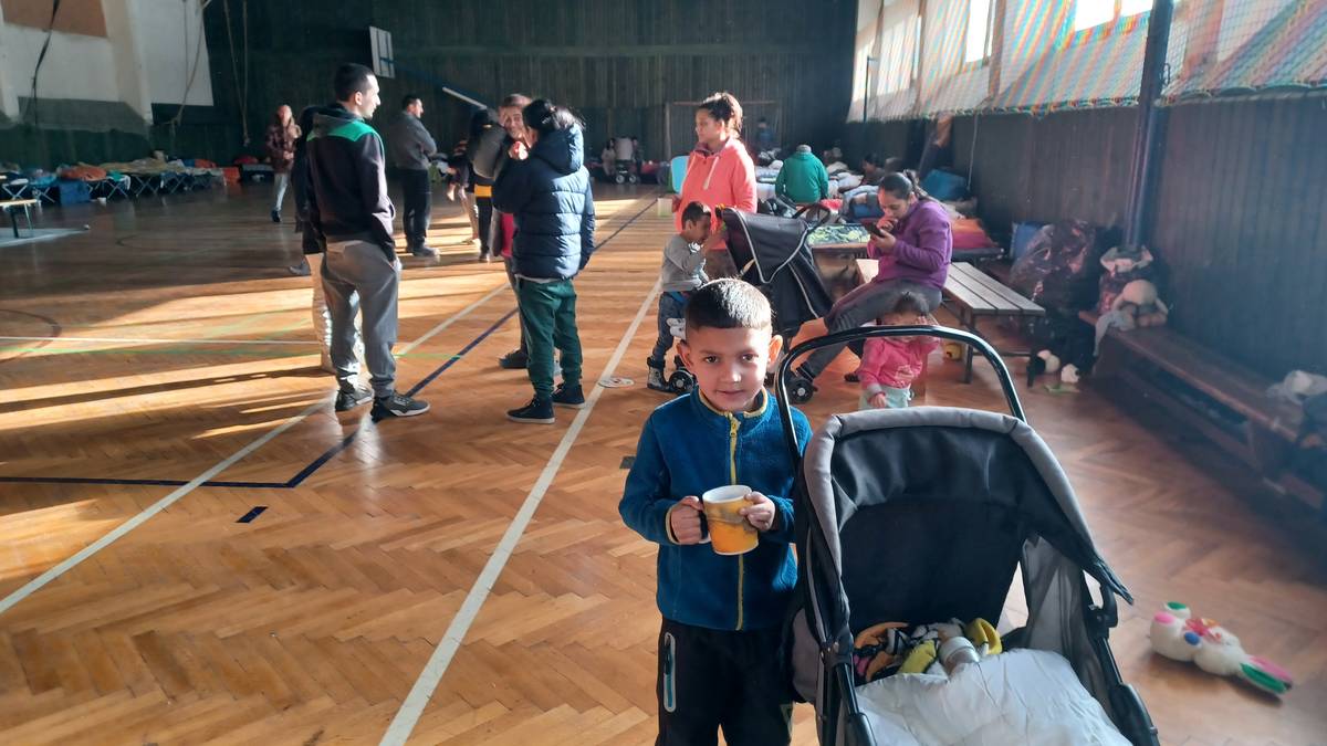 Pětapadesát lidí včetně 37 dětí je od pátku provizorně v tělocvičně v obci Skalsko.