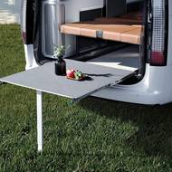 V zadní části je připraven výsuvný stolek.