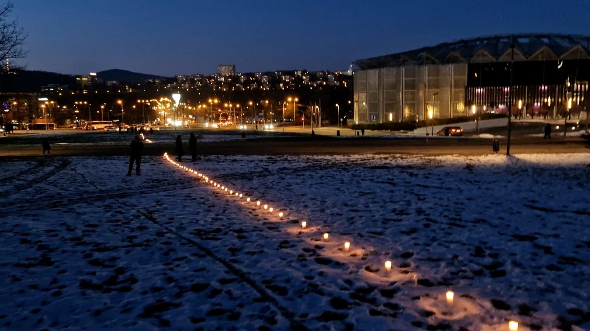 Více než půlkilometrový řetěz ze svíček ve Zlíně připomněl odkaz Jana Palacha